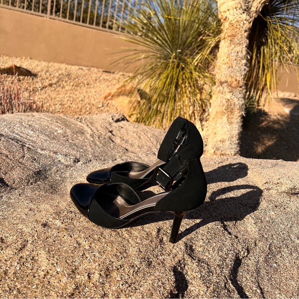 ⬇️💲Impo Womens Ankle Strap Pumps Black Size 7 1/2M Patent Leather/Suede Like